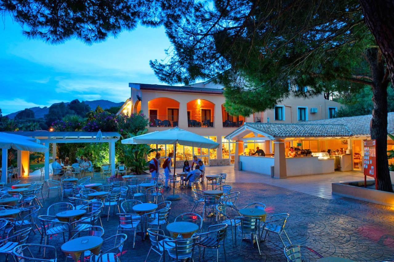 Hotel Amareclub Rocca Dorada à Santa Margherita di Pula Extérieur photo