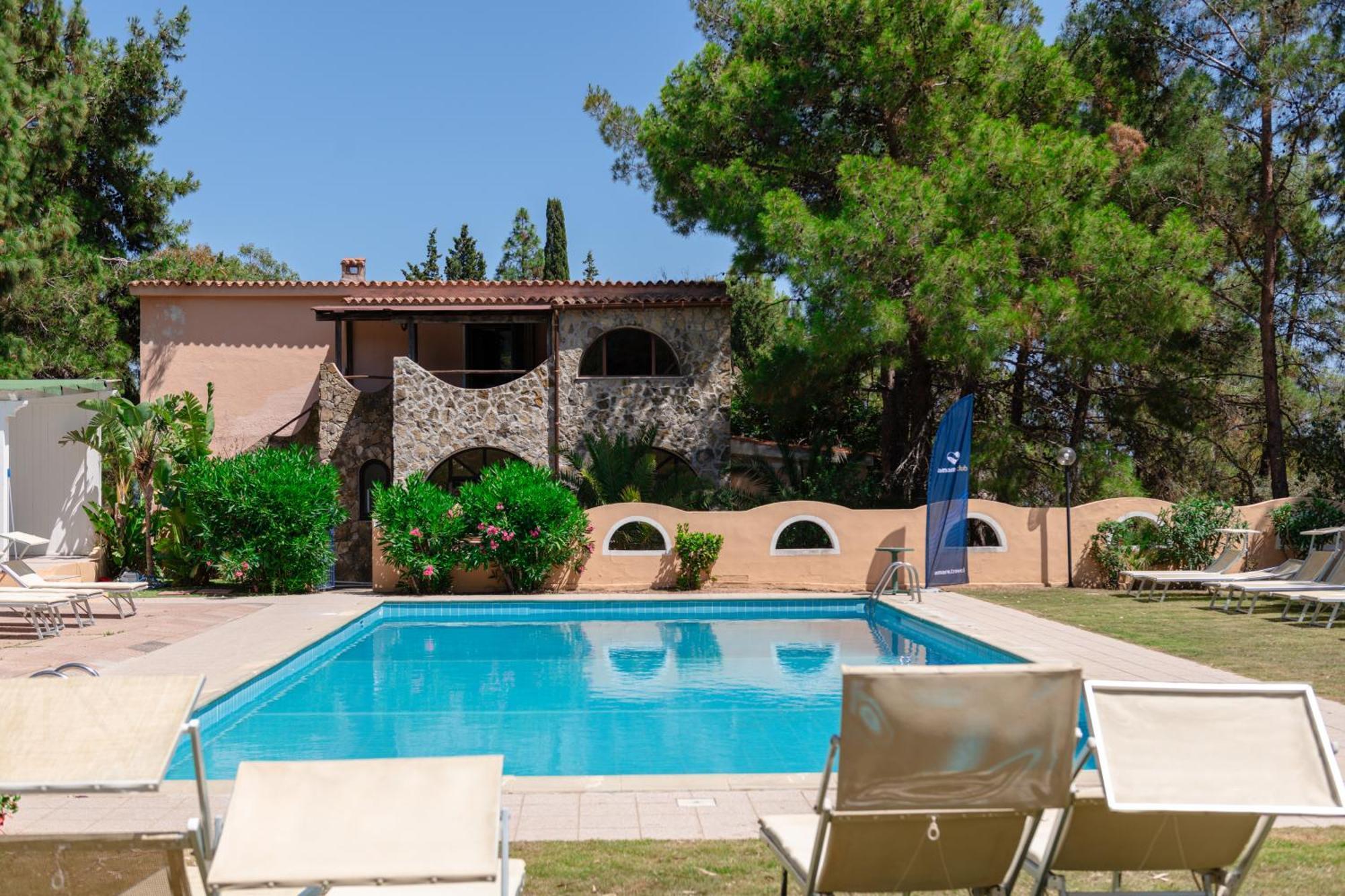 Hotel Amareclub Rocca Dorada à Santa Margherita di Pula Extérieur photo