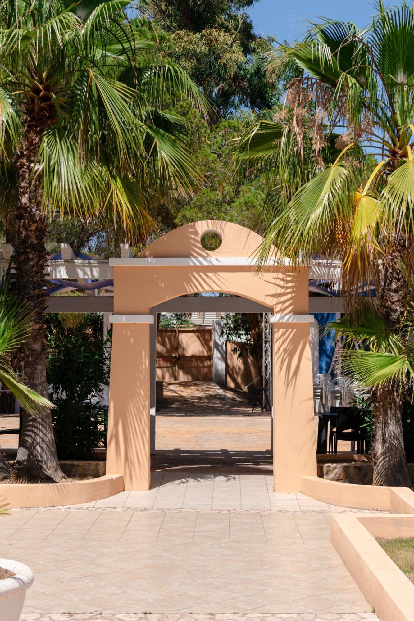 Hotel Amareclub Rocca Dorada à Santa Margherita di Pula Extérieur photo