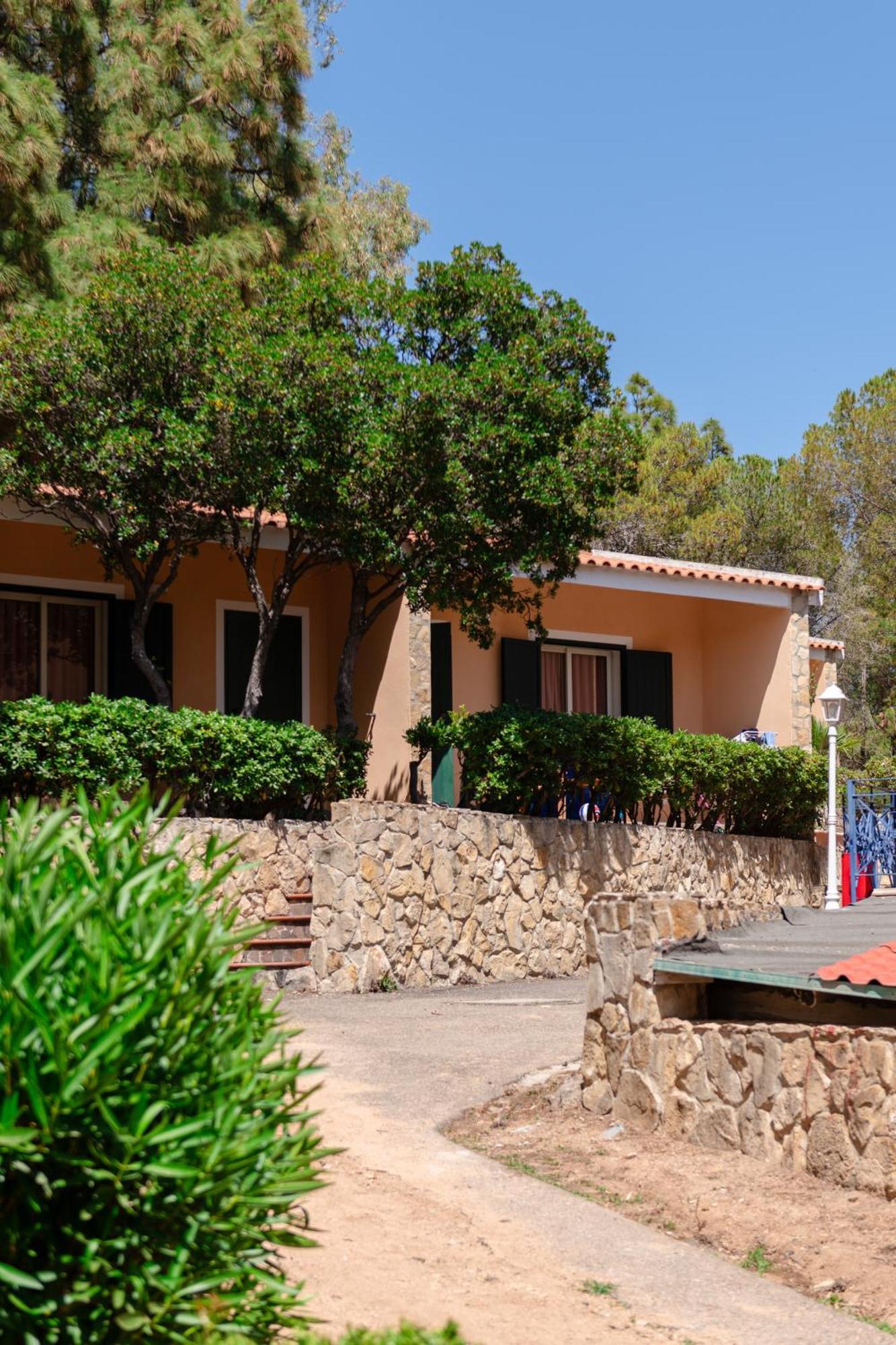 Hotel Amareclub Rocca Dorada à Santa Margherita di Pula Extérieur photo