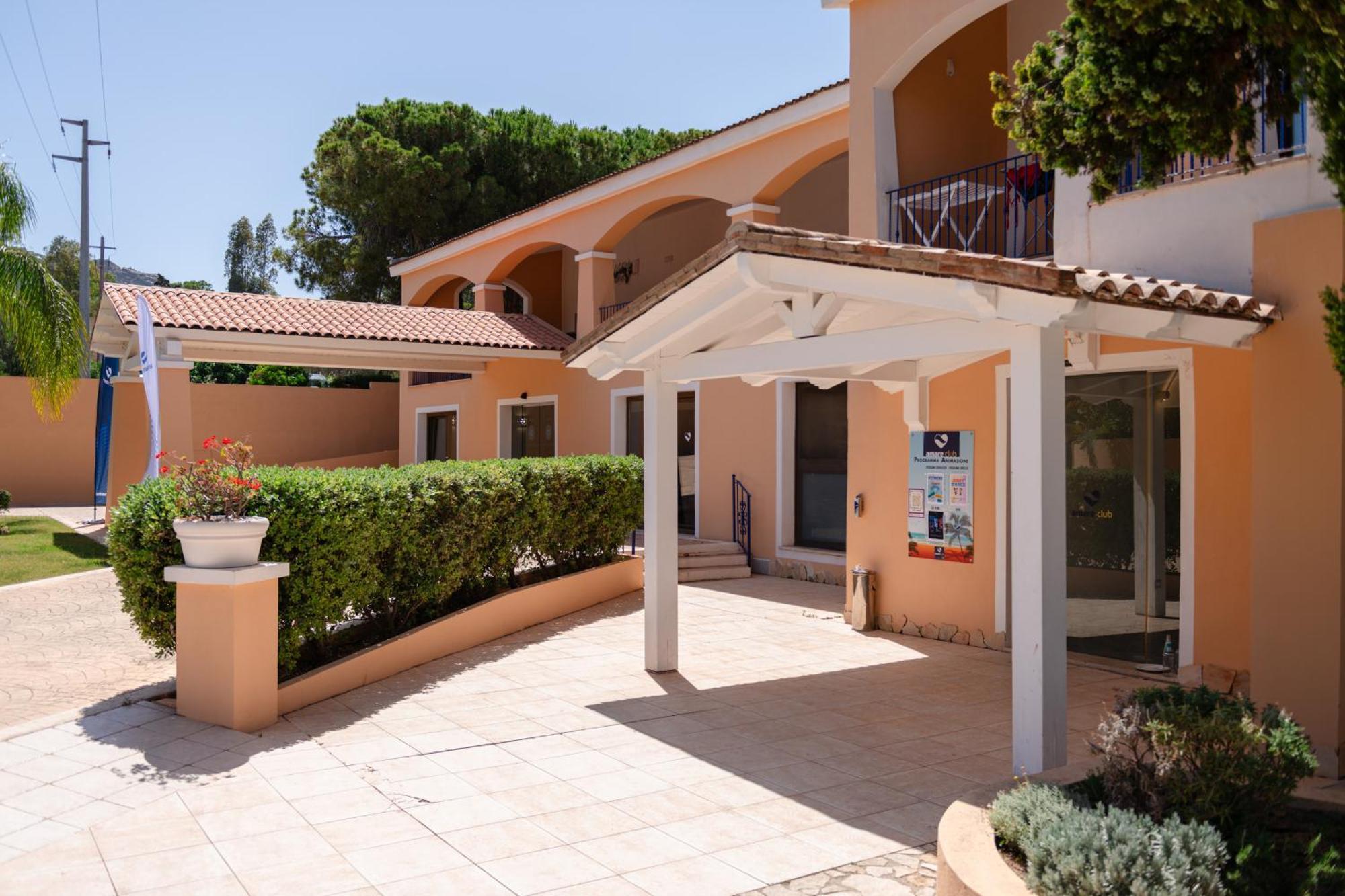 Hotel Amareclub Rocca Dorada à Santa Margherita di Pula Extérieur photo