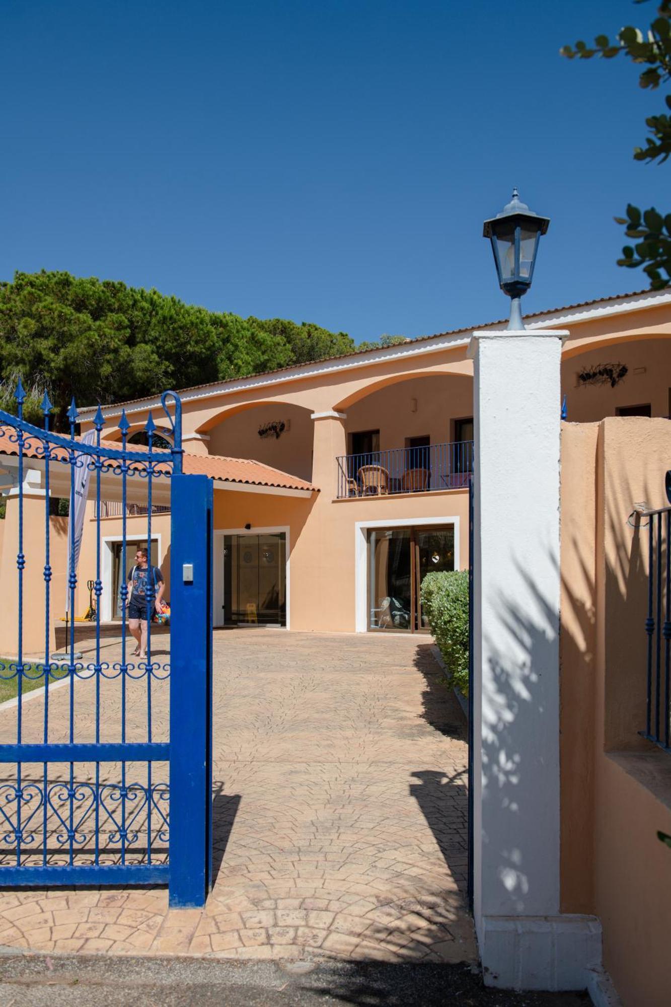 Hotel Amareclub Rocca Dorada à Santa Margherita di Pula Extérieur photo