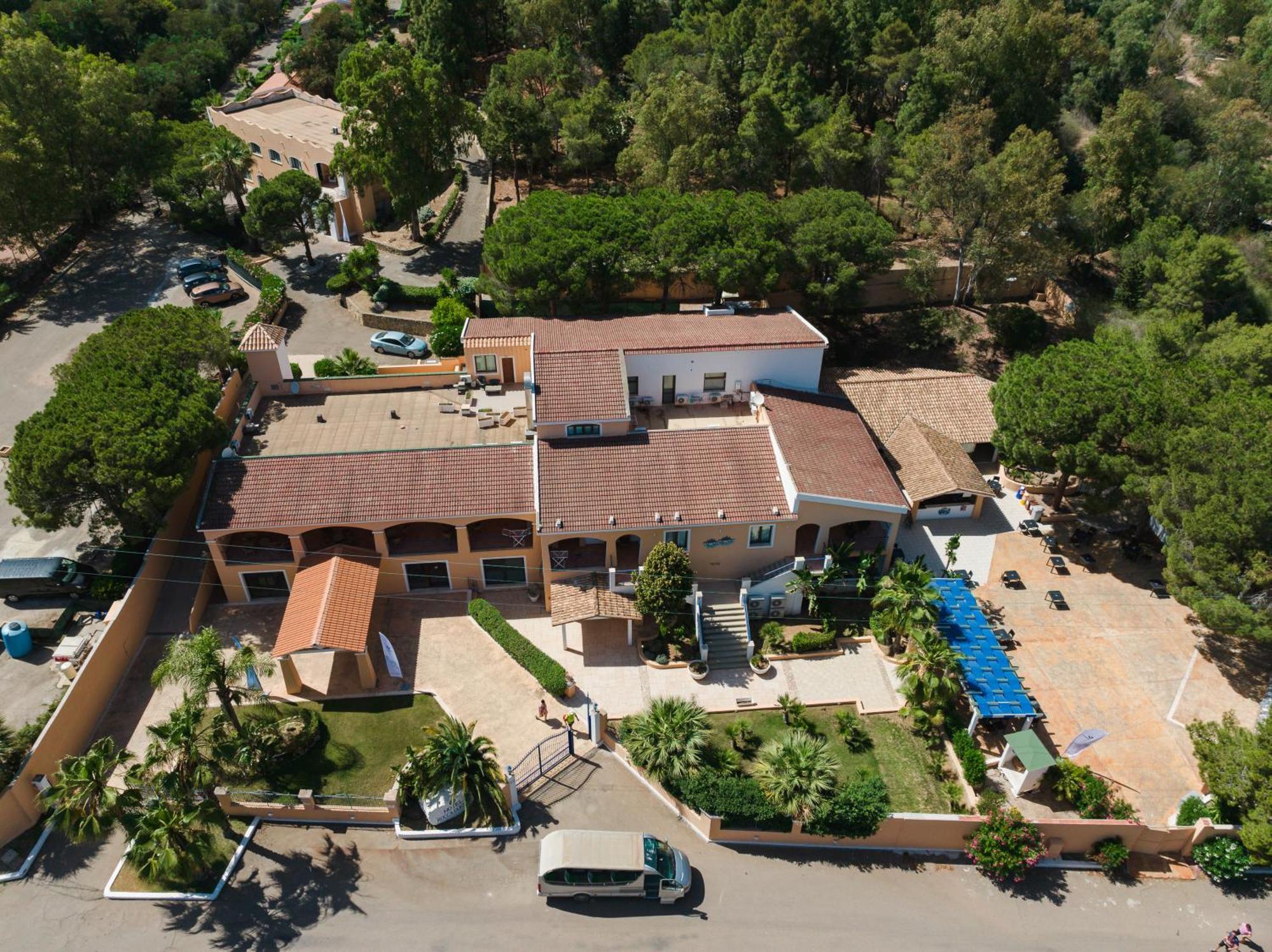 Hotel Amareclub Rocca Dorada à Santa Margherita di Pula Extérieur photo