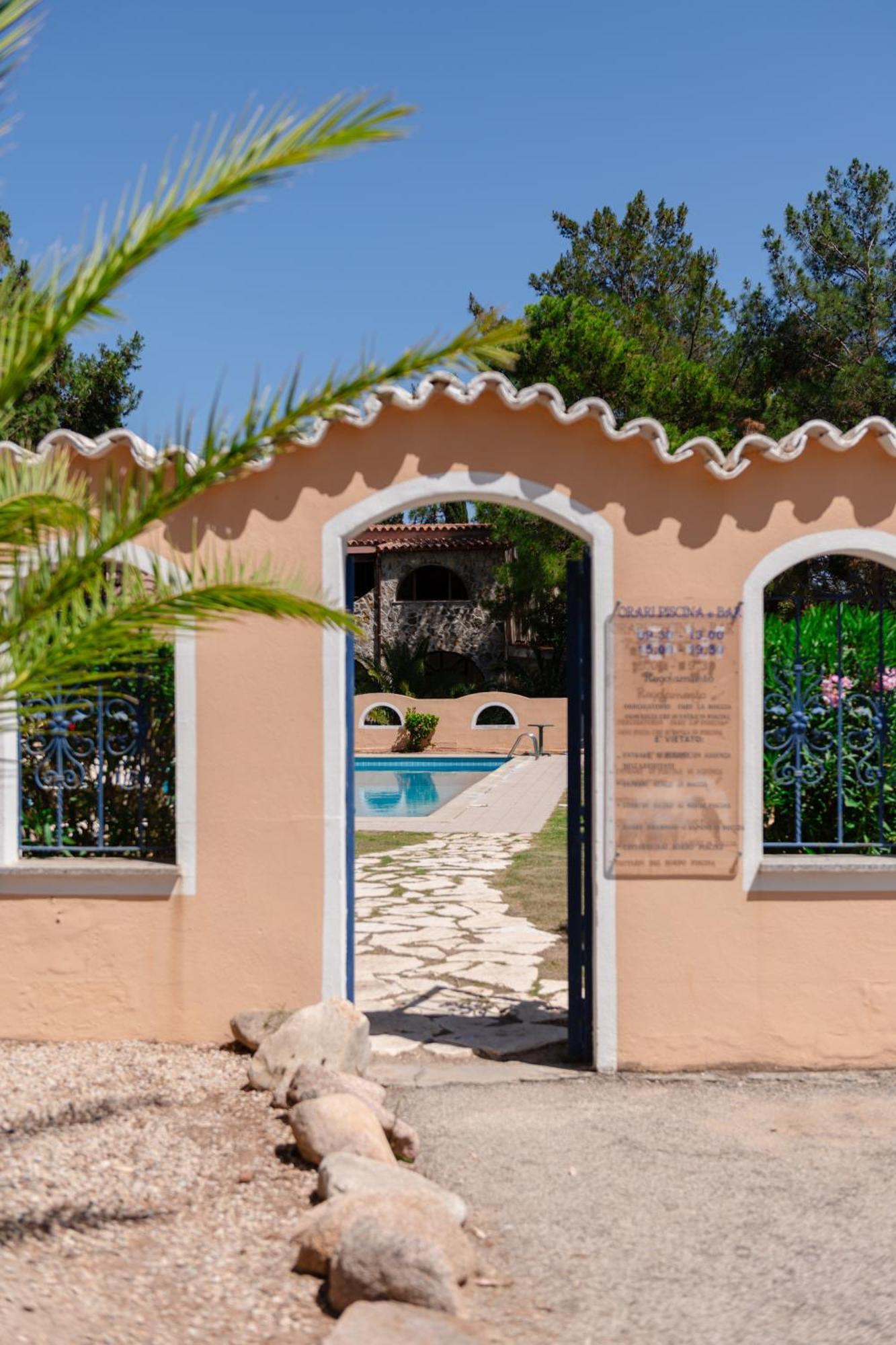 Hotel Amareclub Rocca Dorada à Santa Margherita di Pula Extérieur photo